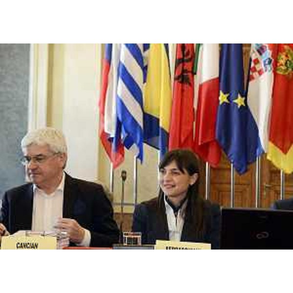 Antonio Cancian (Coordinatore EUSAIR) e Debora Serracchiani (Presidente Regione Friuli Venezia Giulia) al primo incontro tecnico del Gruppo di lavoro di livello transnazionale sul Pilastro 2 "Connettere la Regione" della Strategia dell'Unione Europea per la Regione Adriatico-Ionica (EUSAIR) - Trieste 20/04/2015