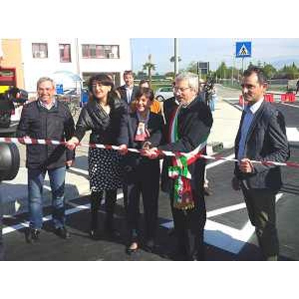 Mariagrazia Santoro (Assessore regionale Infrastrutture, Mobilità, Pianificazione territoriale, Lavori pubblici, Edilizia), Debora Serracchiani (Presidente Regione Friuli Venezia Giulia), Furio Honsell ed Enrico Pizza (Sindaco e assessore Mobilità Comune Udine) all'inaugurazione e apertura al traffico della rotatoria di via Pozzuolo, nel quartiere Sant'Osvaldo - Udine 21/04/2015