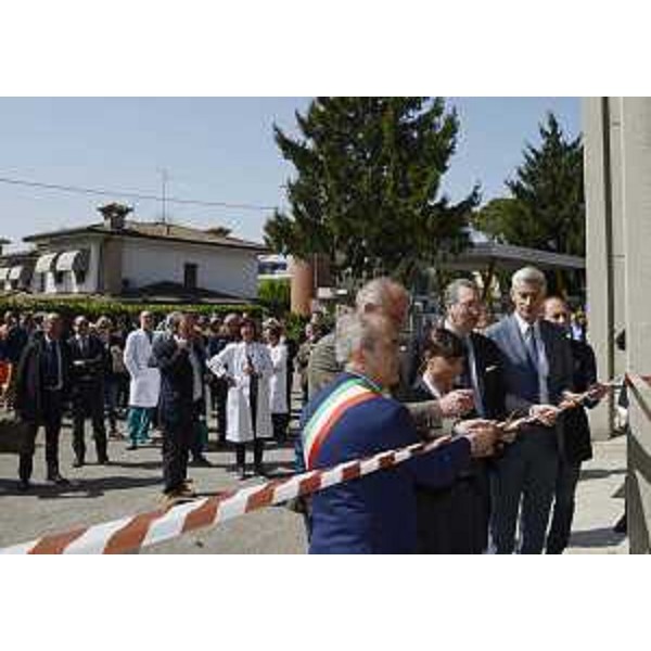 Antonio Di Bisceglie (Sindaco San Vito), Debora Serracchiani (Presidente Regione Friuli Venezia Giulia), Sergio Bolzonello (Vicepresidente Regione FVG e assessore Attività produttive) e Paolo Bordon [Direttore generale Azienda Assistenza Sanitaria (AAS) n. 5 "Friuli Occidentale"] all'inaugurazione dei lavori all'ala sud dell'Ospedale - San Vito al Tagliamento 21/04/2015