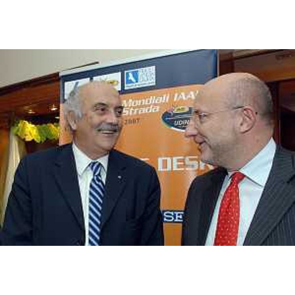 Enrico Bertossi (Assessore regionale Attività produttive e Presidente Comitato organizzatore Campionati mondiali Corsa su Strada) dà il benvenuto ufficiale al Presidente della Federazione Italiana di Atletica Leggera, Francesco Arese, alla vigilia dei Campionati mondiali di Corsa su Strada. (Udine 13/10/07)