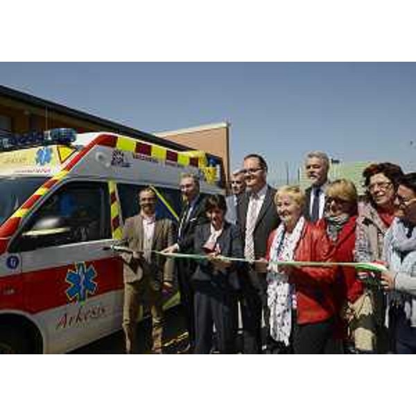 Sergio Bolzonello (Vicepresidente Regione FVG e assessore Attività produttive), Debora Serracchiani (Presidente Regione Friuli Venezia Giulia), Paolo Panontin e Maria Sandra Telesca (Assessori regionali Funzione pubblica e Salute) alla consegna di una nuova ambulanza attrezzata per il soccorso avanzato - Azzano Decimo 21/04/2015