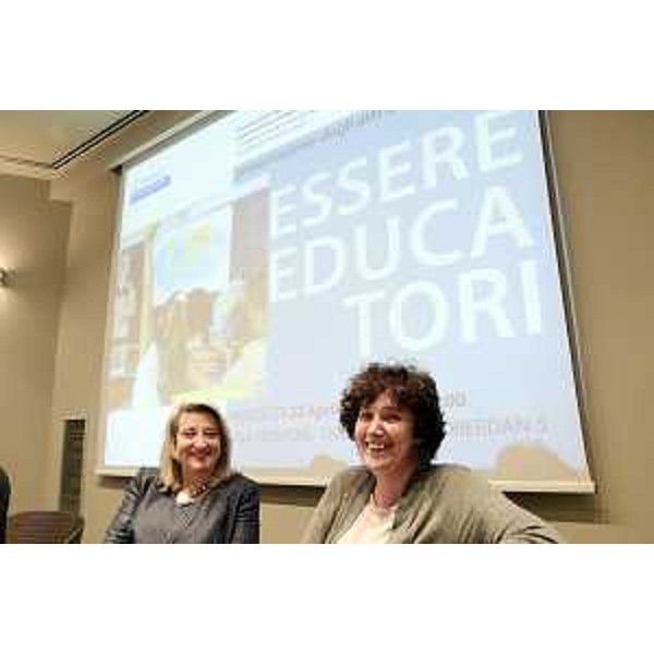 Annamaria Poggioli [Presidente Commissione Regionale Pari Opportunità (CRPO)] e Loredana Panariti (Assessore regionale Lavoro, Formazione, Istruzione, Pari Opportunità, Politiche giovanili, Ricerca e Università) alla presentazione del progetto "Essere educatori", nella Sala Tessitori del Consiglio regionale - Trieste 22/04/2015