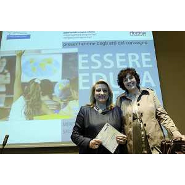 Annamaria Poggioli [Presidente Commissione Regionale Pari Opportunità (CRPO)] e Loredana Panariti (Assessore regionale Lavoro, Formazione, Istruzione, Pari Opportunità, Politiche giovanili, Ricerca e Università) alla presentazione del progetto "Essere educatori", nella Sala Tessitori del Consiglio regionale - Trieste 22/04/2015