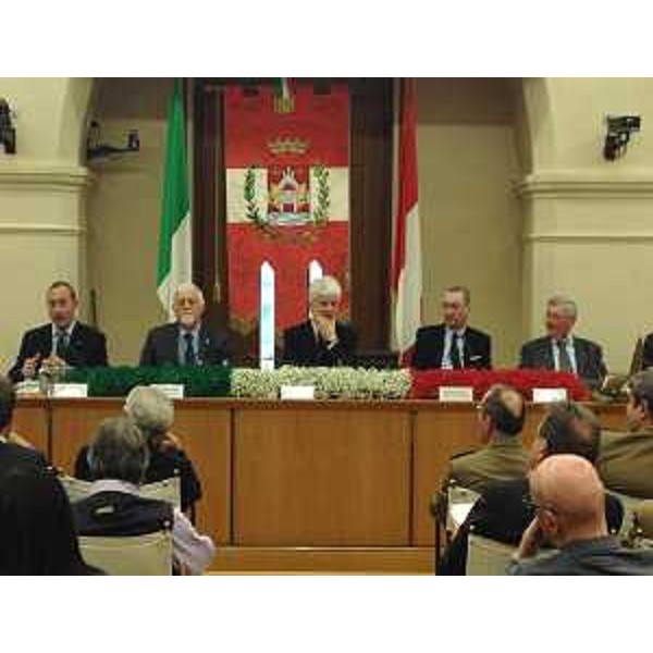 Nino Geronazzo (Vicepresidente ANA-Associazione Nazionale Alpini), Sebastiano Favaro (Presidente ANA-Associazione Nazionale Alpini), Claudio Pedrotti (Sindaco Pordenone), Sergio Bolzonello (Vicepresidente Regione FVG e assessore Attività produttive) e Giovanni Gasparet (Presidente Sezione ANA Pordenone) alla serata "Adunata un anno dopo. Il ricordo di un evento memorabile", nella Sala consiliare del Municipio - Pordenone 22/04/2015