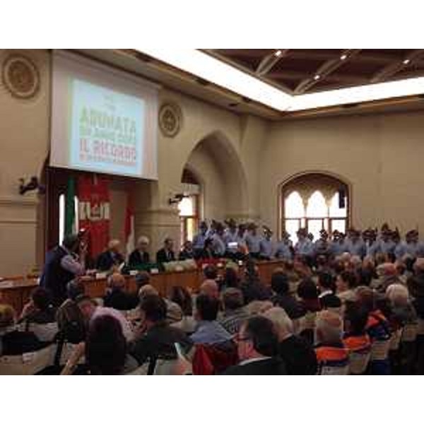 Nino Geronazzo (Vicepresidente ANA-Associazione Nazionale Alpini), Sebastiano Favaro (Presidente ANA-Associazione Nazionale Alpini), Claudio Pedrotti (Sindaco Pordenone), Sergio Bolzonello (Vicepresidente Regione FVG e assessore Attività produttive) e Giovanni Gasparet (Presidente Sezione ANA Pordenone) alla serata "Adunata un anno dopo. Il ricordo di un evento memorabile", nella Sala consiliare del Municipio - Pordenone 22/04/2015