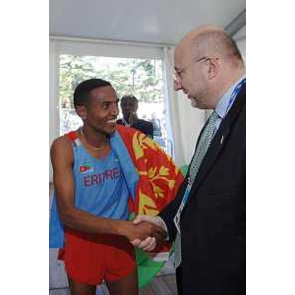 Enrico Bertossi (Assessore regionale Attività produttive e Presidente Comitato organizzatore Campionati mondiali Corsa su Strada) con Zersenay Tadese, l'eritreo vincitore a Udine della seconda edizione dei "IAAF World road running championships", i Campionati mondiali di Corsa su Strada. (Udine 14/10/07)