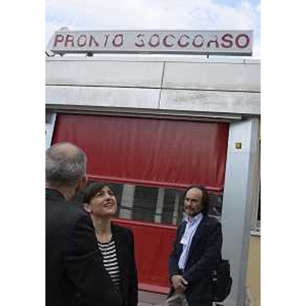 Debora Serracchiani (Presidente Regione Friuli Venezia Giulia) e Luca Lattuada [Direttore sanitario Azienda Assistenza Sanitaria (AAS) n. 3 "Alto Friuli-Collinare-Medio Friuli"] davanti al Pronto Soccorso - Tolmezzo 23/04/2015