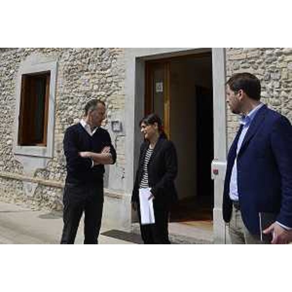 Debora Serracchiani (Presidente Regione Friuli Venezia Giulia) con i consiglieri regionali Giovanni Barillari e Cristiano Shaurli davanti alla casa di padre David Maria Turoldo - Coderno di Sedegliano (UD) 23/04/2015