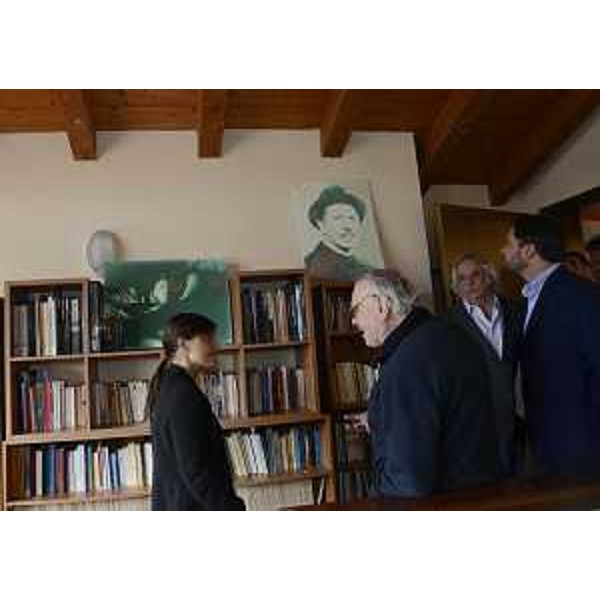 Debora Serracchiani (Presidente Regione Friuli Venezia Giulia) e don Nicolino Borgo nella casa di padre David Maria Turoldo - Coderno di Sedegliano (UD) 23/04/2015