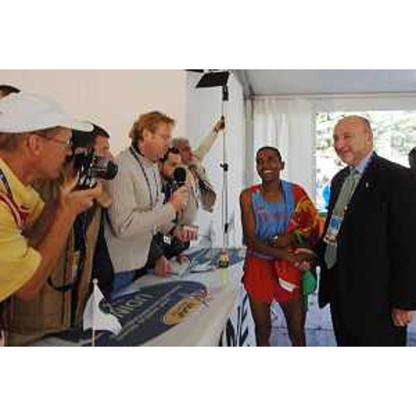 Enrico Bertossi (Assessore regionale Attività produttive e Presidente Comitato organizzatore Campionati mondiali Corsa su Strada) con Zersenay Tadese, l'eritreo vincitore a Udine della seconda edizione dei "IAAF World road running championships", i Campionati mondiali di Corsa su Strada. (Udine 14/10/07)