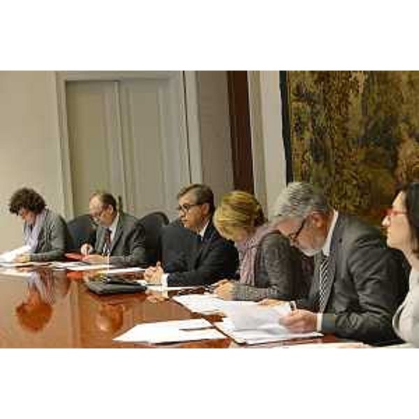 Gli assessori regionali Loredana Panariti (Lavoro, Formazione, Istruzione, Pari Opportunità, Politiche giovanili, Ricerca e Università), Gianni Torrenti (Cultura, Sport e Solidarietà), Francesco Peroni (Finanze, Patrimonio, Coordinamento e Programmazione Politiche economiche e comunitarie), Maria Sandra Telesca (Salute, Integrazione socio-sanitaria, Politiche sociali e Famiglia), Paolo Panontin (Autonomie locali e Coordinamento Riforme, Caccia e Risorse ittiche, delegato Protezione civile) e Sara Vito (Ambiente ed Energia) durante la riunione della Giunta regionale - Trieste 24/04/2015