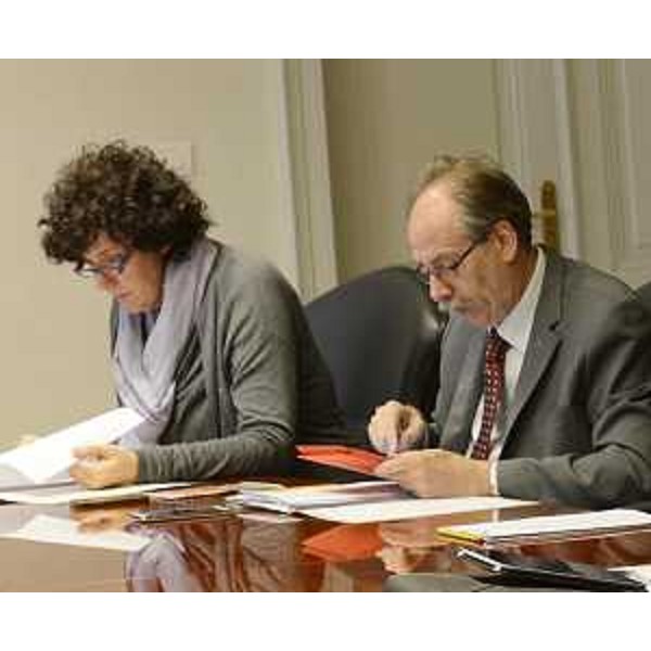 Gli assessori regionali Loredana Panariti (Lavoro, Formazione, Istruzione, Pari Opportunità, Politiche giovanili, Ricerca e Università) e Gianni Torrenti (Cultura, Sport e Solidarietà) durante la riunione della Giunta regionale - Trieste 24/04/2015