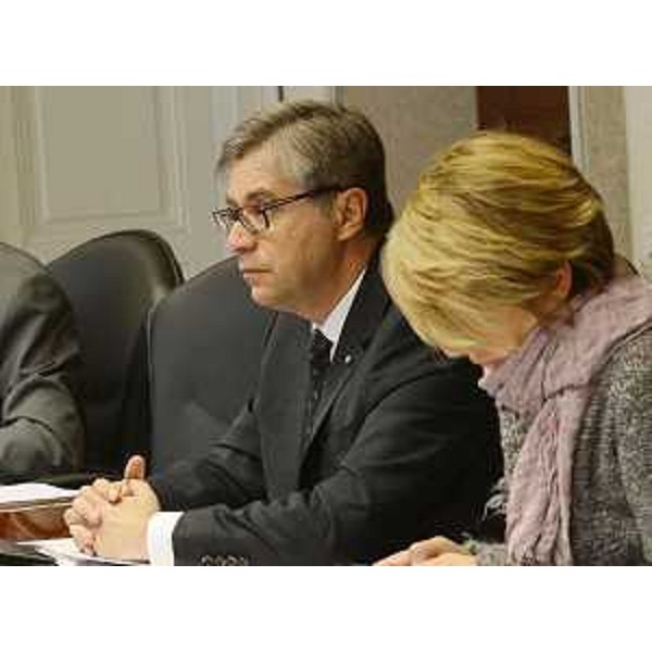 Gli assessori regionali Francesco Peroni (Finanze, Patrimonio, Coordinamento e Programmazione Politiche economiche e comunitarie) e Maria Sandra Telesca (Salute, Integrazione socio-sanitaria, Politiche sociali e Famiglia) durante la riunione della Giunta regionale - Trieste 24/04/2015