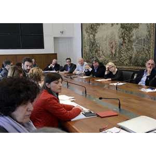 Loredana Panariti (Assessore regionale Lavoro) e Debora Serracchiani (Presidente Regione Friuli Venezia Giulia) con rappresentanti di organizzazioni sindacali regionali, ANCI, UPI e INPS al Tavolo sui termini per ottenere il nuovo ISEE - Trieste 24/04/2015