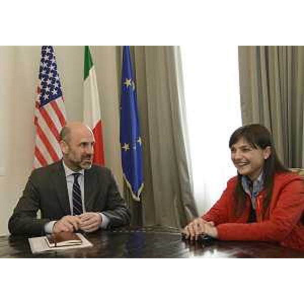 Christopher Jester (Capo Sezione politico-economica Consolato generale Stati Uniti d'America a Milano) e Debora Serracchiani (Presidente Regione Friuli Venezia Giulia), nella sede della Presidenza della Regione FVG - Trieste 24/04/2015