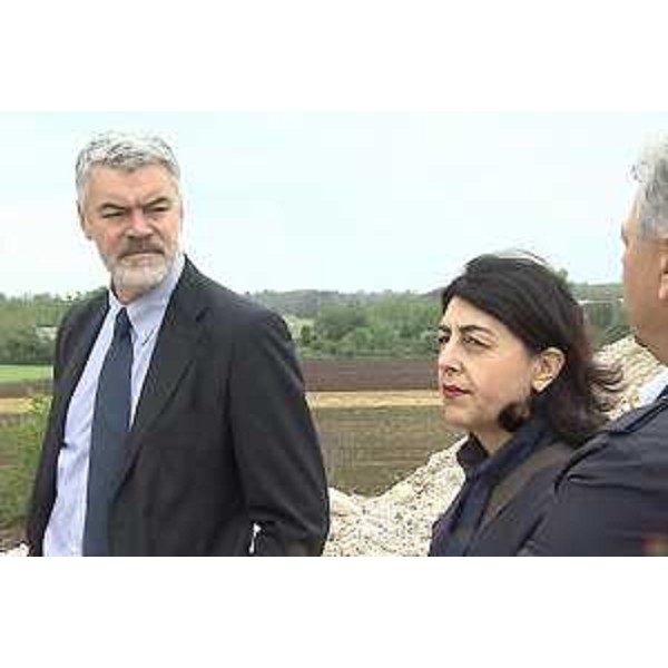 Gli assessori regionali Paolo Panontin (Autonomie locali e Coordinamento Riforme, Caccia e Risorse ittiche, delegato Protezione civile) e Mariagrazia Santoro (Infrastrutture, Mobilità, Pianificazione territoriale, Lavori pubblici, Edilizia) durante il sopralluogo al cantiere per la realizzazione del sottopasso ferroviario per l'eliminazione del passaggio a livello lungo la Strada Statale 13 Pontebbana, in località Santa Caterina - Pasian di Prato (UD) 27/04/2015