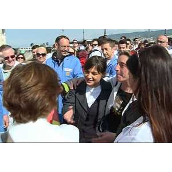Debora Serracchiani (Presidente Regione Friuli Venezia Giulia) tra i lavoratori di Alcatel Lucent, in piazza Unità d'Italia - Trieste 25/04/2015