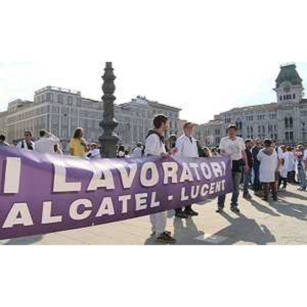 Manifestazione dei lavoratori di Alcatel Lucent, in piazza Unità d'Italia - Trieste 25/04/2015