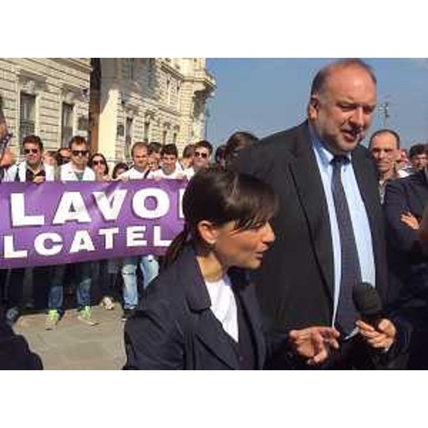 Debora Serracchiani (Presidente Regione Friuli Venezia Giulia) e Roberto Cosolini (Sindaco Trieste) con i lavoratori di Alcatel Lucent - Trieste 25/04/2015