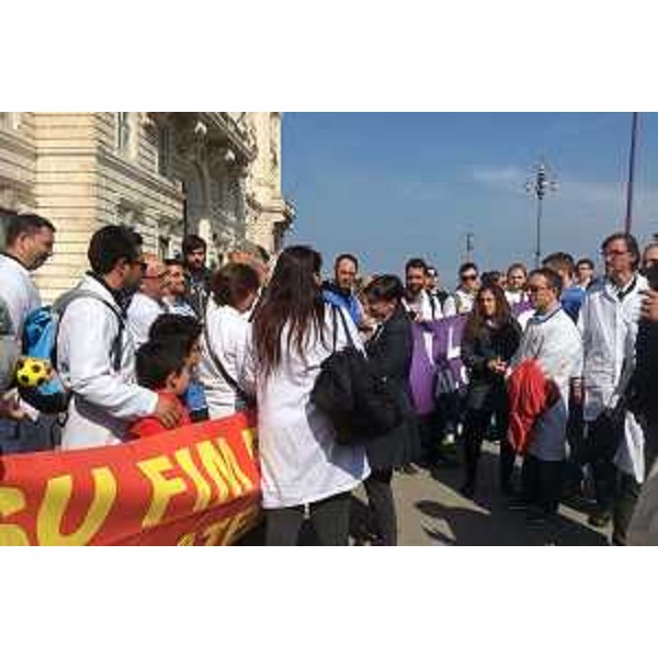 Debora Serracchiani (Presidente Regione Friuli Venezia Giulia) tra i lavoratori di Alcatel Lucent, in piazza Unità d'Italia - Trieste 25/04/2015