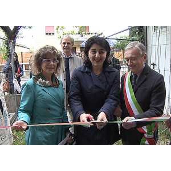 Mariagrazia Santoro (Assessore regionale Infrastrutture, Mobilità, Pianificazione territoriale, Lavori pubblici, Edilizia) all'inaugurazione del recupero di 10 alloggi dell'ATER di Gorizia, in via Bancaria - Cormons 27/04/2015