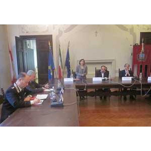 Roberto Del Piano (Comandante provinciale Carabinieri), Sergio Meinero (Presidente Comitato provinciale Croce Rossa Italiana), Provvidenza Delfina Raimondo (Prefetto Udine), Ivan Buzzi (Sindaco Pontebba) e Gianni Torrenti (Assessore regionale Cultura e Solidarietà) alla tavola rotonda "Accoglienza e Legalità", in Municipio - Pontebba 27/04/2015 (Foto Gianluca Martina)
