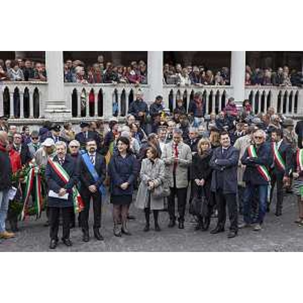 Furio Honsell (Sindaco Udine), Mariagrazia Santoro (Assessore regionale Infrastrutture), Provvidenza Delfina Raimondo (Prefetto Udine) e Franco Iacop (Presidente Consiglio regionale FVG) alle celebrazioni del LXX Anniversario della Liberazione al Tempietto ai Caduti, in piazza Libertà - Udine 25/04/2015 (Foto Max Udine)