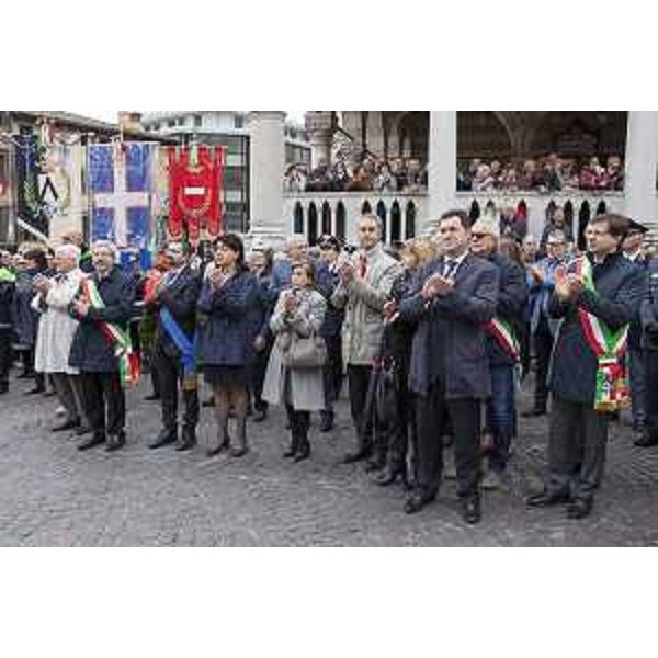 Furio Honsell (Sindaco Udine), Mariagrazia Santoro (Assessore regionale Infrastrutture), Provvidenza Delfina Raimondo (Prefetto Udine) e Franco Iacop (Presidente Consiglio regionale FVG) alle celebrazioni del LXX Anniversario della Liberazione al Tempietto ai Caduti, in piazza Libertà - Udine 25/04/2015 (Foto Max Udine)