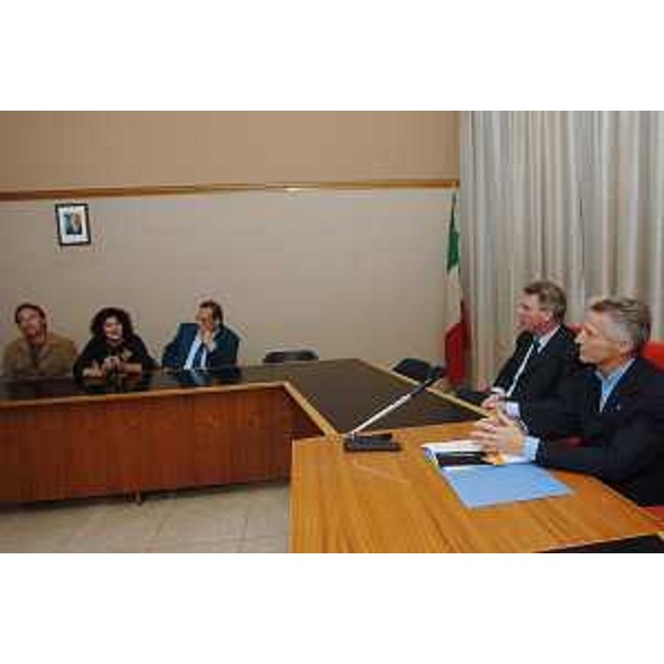 Riccardo Illy (Presidente Regione Friuli Venezia Giulia) e Alessando Zanella (Sindaco Romans d'Isonzo) nella sala consiliare del Municipio di Romans d'Isonzo. (Romans d'Isonzo 16/10/07)