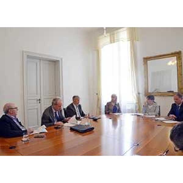 Debora Serracchiani (Presidente Regione Friuli Venezia Giulia) incontra i segretari regionali di CGIL Franco Belci, CISL Giovanni Fania e UIL Giacinto Menis, Vittorio Zappalorto (Prefetto Gorizia) e Silvia Altran (Sindaco Monfalcone) sul ruolo e la presenza di Fincantieri nel Monfalconese - Trieste 29/04/2015