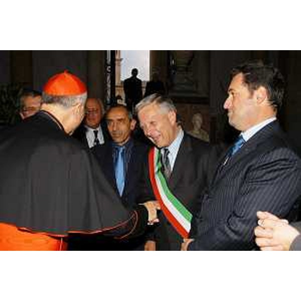 Tarcisio Bertone (Cardinale Segretario di Stato Vaticano), Sergio Cuzzi (Sindaco Tolmezzo) e Franco Iacop (Assessore regionale Autonomie locali) a Roma all'inaugurazione della mostra "Apocalisse" nel Salone Sistino dei Musei Vaticani. (Roma 18/10/07) 