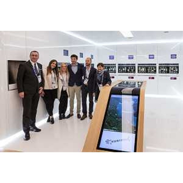 Sergio Bolzonello (Vicepresidente Regione FVG e assessore Attività produttive, Commercio, Cooperazione, Risorse agricole e forestali) e Debora Serracchiani (Presidente Regione Friuli Venezia Giulia) con i quattro giovani ambasciatori del FVG all'EXPO, studenti del terzo anno alla Libera Università di Lingue e Comunicazione / International University of Languages and Media (IULM) di Milano, all'inaugurazione di EXPO - Milano 01/05/2015