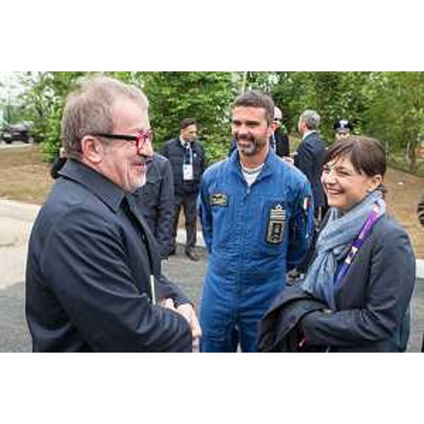 Roberto Maroni (Presidente Regione Lombardia), Jan Slangen [Comandante Pattuglia Acrobatica Nazionale (PAN) Frecce Tricolori] e Debora Serracchiani (Presidente Regione Friuli Venezia Giulia) all'inaugurazione di EXPO - Milano 01/05/2015