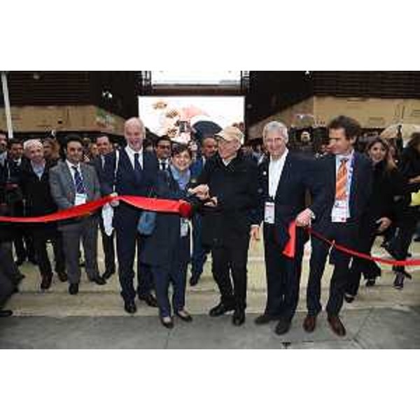 Lapo Pistelli (Viceministro Affari Esteri e Cooperazione internazionale), Debora Serracchiani (Presidente Regione Friuli Venezia Giulia), Sebastião Salgado (Fotografo documentarista, autore di Profumo di Sogno), Andrea Illy (Presidente e amministratore delegato illycaffè) e Roberto Morelli (Direttore Cluster del Caffè) all'inaugurazione del Padiglione "Cluster del Caffè" all'EXPO - Milano 01/05/2015 (Foto illycaffè)