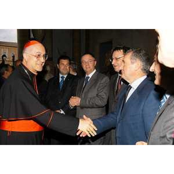 Tarcisio Bertone (Cardinale Segretario di Stato Vaticano) riceve la delegazione del Friuli Venezia Giulia, di cui fanno parte Alessandro Tesini (Presidente Consiglio regionale) e Franco Iacop (Assessore regionale Autonomie locali), a Roma all'inaugurazione della mostra "Apocalisse" nel Salone Sistino dei Musei Vaticani. (Roma 18/10/07) 