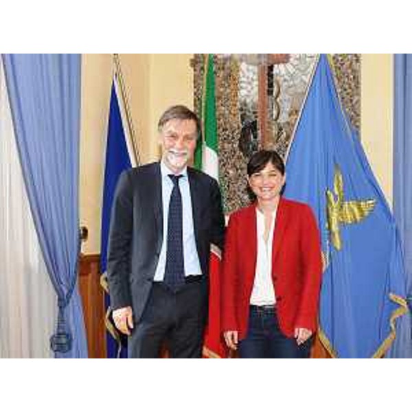 Graziano Delrio (Ministro Infrastrutture e Trasporti) e Debora Serracchiani (Presidente Regione Friuli Venezia Giulia) nella sede di rappresentanza della Regione FVG - Roma 04/05/2015