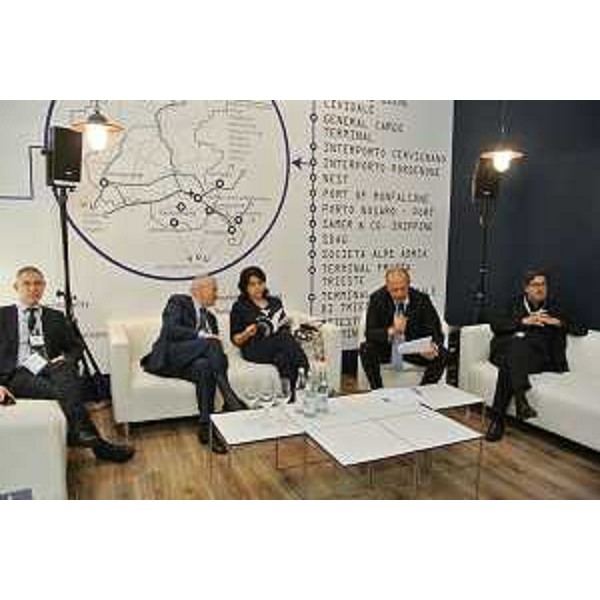 Mariagrazia Santoro (Assessore regionale Infrastrutture e Mobilità) al Focus "Il cargo ferroviario in Friuli Venezia Giulia e le opportunità per le imprese" alla Fiera "Transport Logistic 2015" - Monaco di Baviera 06/05/2015