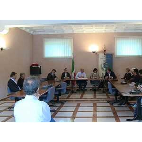 Sara Vito (Assessore regionale Ambiente ed Energia) all'incontro con amministratori locali sul problema della viabilità che collega l'area delle Cave di Pietra Piasentina, nei comuni di San Leonardo e San Pietro al Natisone, con le strade a fondo valle, in Municipio - San Leonardo 05/05/2015