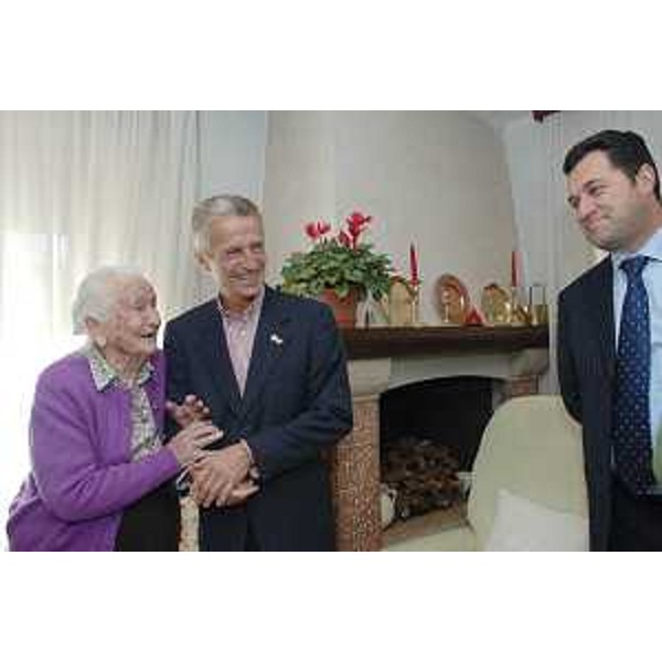 Riccardo Illy (Presidente Regione Friuli Venezia Giulia) in visita a Caterina De Paoli, nonna acquisita dell'assessore regionale Franco Iacop, insieme a Franco Iacop (Assessore regionale Relazioni internazionali, comunitarie e Autonomie locali). (Tricesimo 19/10/07)