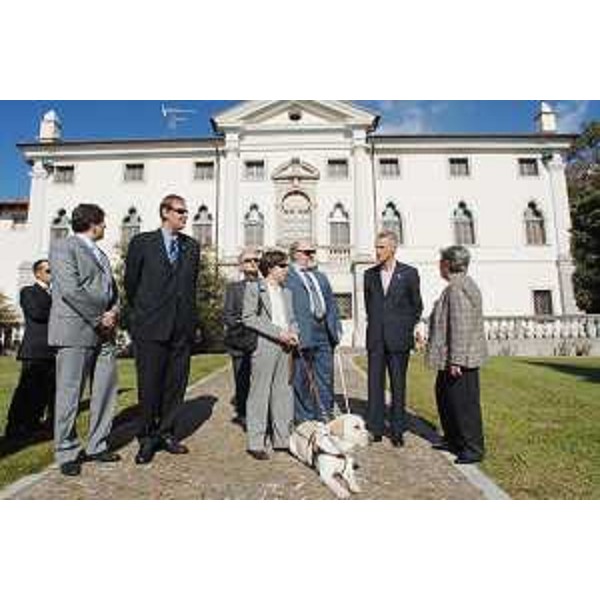 Riccardo Illy (Presidente Regione Friuli Venezia Giulia) in visita alla Villa di Luseriacco di Tricesimo con il Presidente onorario della Sezione provinciale di Udine dell'Unione italiana Ciechi e Ipovedenti (Uici) e di Villa Masieri, Carino Tissino. (Tricesimo 19/10/07)