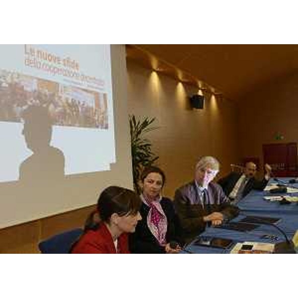 Debora Serracchiani (Presidente Regione Friuli Venezia Giulia) alla firma delle "dichiarazioni d'intenti" con i rappresentanti del Programma per lo Sviluppo delle Nazioni Unite (UNDP) e l'Organizzazione delle Nazioni Unite per lo Sviluppo Industriale (UNIDO) - Udine 08/05/2015