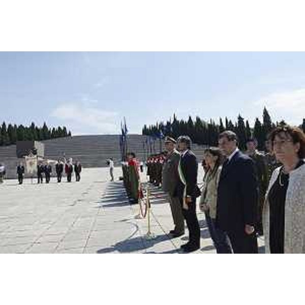 Antonio Calligaris (Sindaco Fogliano Redipuglia), Debora Serracchiani (Presidente Regione Friuli Venezia Giulia) e Domenico Rossi (Sottosegretario Difesa) alla celebrazione del centenario della Brigata Sassari nella Grande Guerra - Sacrario di Redipuglia 09/05/2015