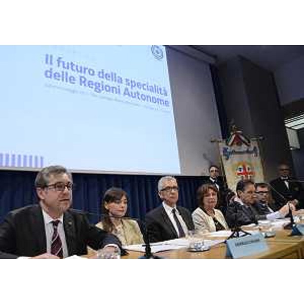 Francesco Peroni (Assessore Finanze Regione FVG) e i presidenti Debora Serracchiani (Regione Friuli Venezia Giulia) e Francesco Pigliaru (Regione Sardegna) al convegno "Il futuro della Specialità delle Regioni Autonome", all'Auditorium del Museo Revoltella - Trieste 09/05/2015