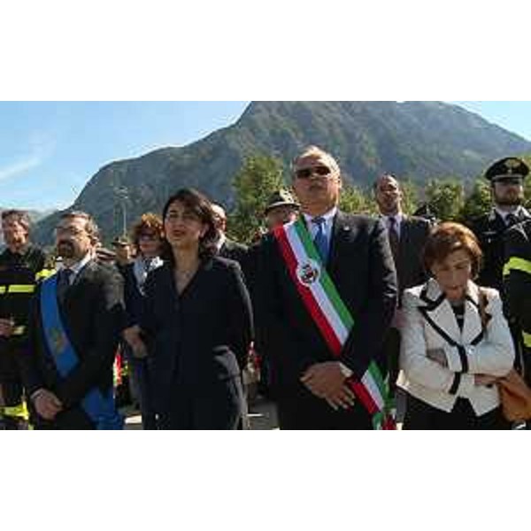 Fabrizio Pitton (Presidente Consiglio Provincia Udine), Mariagrazia Santoro (Assessore regionale Infrastrutture), Paolo Urbani (Sindaco Gemona) e Provvidenza Delfina Raimondo (Prefetto Udine) alle cerimonie di ricordo degli Alpini e dei Vigili del Fuoco morti portando soccorso ai terremotati del 6 maggio 1976 - Gemona del Friuli 09/05/2015