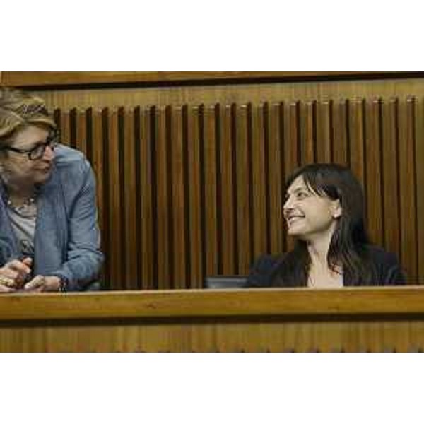 Maria Sandra Telesca (Assessore regionale Salute, Integrazione socio-sanitaria, Politiche sociali e Famiglia) e Debora Serracchiani (Presidente Regione Friuli Venezia Giulia) durante i lavori del Consiglio regionale - Trieste 11/05/2015