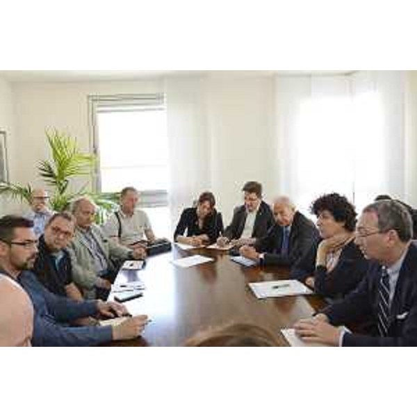 Sergio Bolzonello (Vicepresidente Regione FVG e assessore Attività produttive), Loredana Panariti (Assessore regionale Lavoro), Ettore Romoli ed Enrico Gherghetta (Sindaco e presidente Provincia Gorizia) e Ilaria Cecot (Assessore Lavoro Provincia Gorizia) con rappresentanti delle organizzazioni sindacali, confederali e di categoria, e dei lavoratori della SIAP, nella sede della Regione FVG di via San Francesco - Trieste 12/05/2015