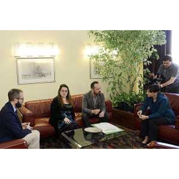Davide Zotti (Referente nazionale Arcigay per le scuole), Margherita Bottino (Responsabile scientifica Progetto Scuole Arcigay - Arcilesbica Friuli Venezia Giulia), Giacomo Deperu (Presidente Arcigay Friuli Nuovi Passi Udine e Pordenone) e Debora Serracchiani (Presidente Regione Friuli Venezia Giulia), nella sede del Consiglio regionale - Trieste 12/05/2015