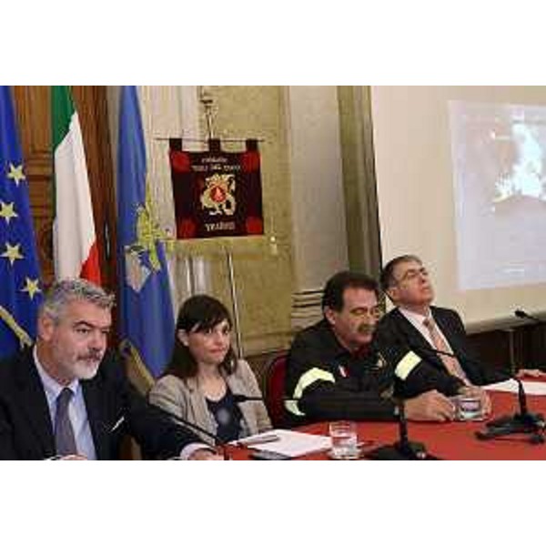 Paolo Panontin (Assessore regionale delegato Protezione civile), Debora Serracchiani (Presidente Regione Friuli Venezia Giulia), Giuseppe Romano (Direttore nazionale Vigili del Fuoco Emergenza e Soccorso tecnico) e Rinaldo Argentieri (Vicario coordinatore Prefetto Trieste) al primo seminario internazionale "Antincendio in mare / Sea-fire fighting", nella sede della Regione FVG - Trieste 13/05/2015