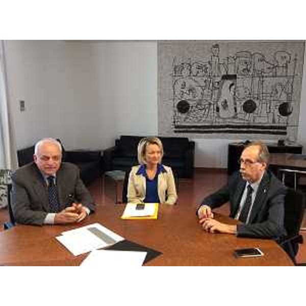 Pieromano Anselmi (Sindaco Montereale Valcellina), Alessandra Vinciguerra (Viceprefetto vicario Pordenone) e Gianni Torrenti (Assessore regionale Solidarietà) alla firma dell'Accordo per l'impiego di 10 richiedenti asilo in lavori di pubblica utilità sul territorio comunale di Montereale Valcellina, nella sede della Prefettura - Pordenone 13/05/2015