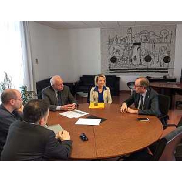 Pieromano Anselmi (Sindaco Montereale Valcellina), Alessandra Vinciguerra (Viceprefetto vicario Pordenone) e Gianni Torrenti (Assessore regionale Solidarietà) alla firma dell'Accordo per l'impiego di 10 richiedenti asilo in lavori di pubblica utilità sul territorio comunale di Montereale Valcellina, nella sede della Prefettura - Pordenone 13/05/2015